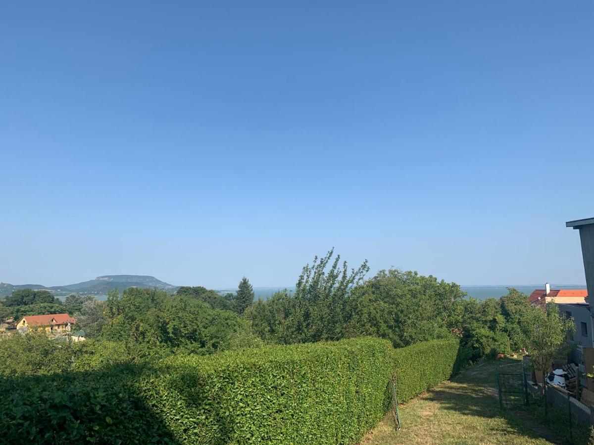 MANDULÁS KABIN a kisház dézsával és kilátással a Balatonra Balatongyörök Exterior foto