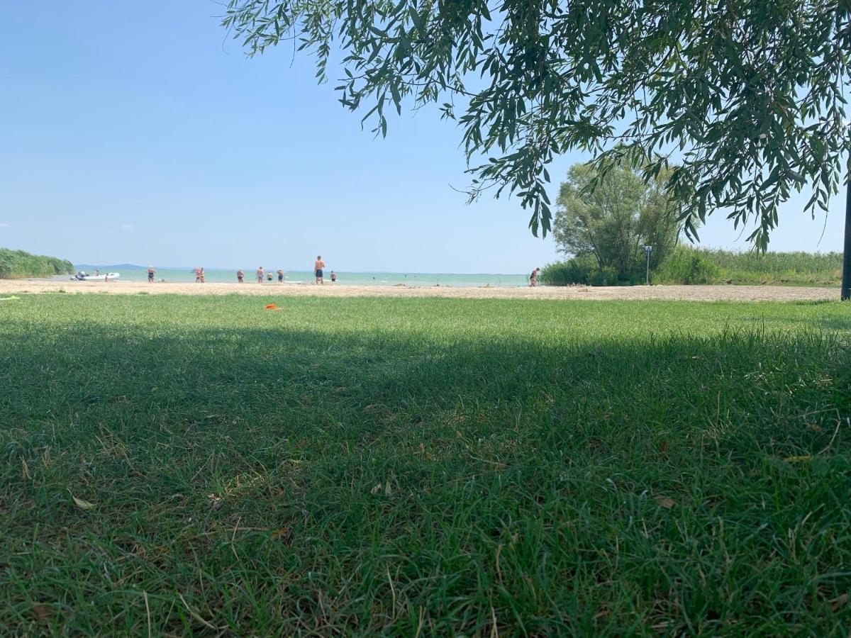 MANDULÁS KABIN a kisház dézsával és kilátással a Balatonra Balatongyörök Exterior foto