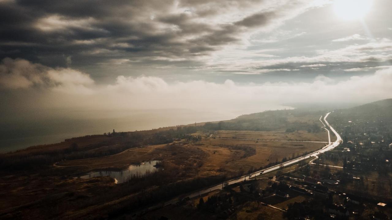 MANDULÁS KABIN a kisház dézsával és kilátással a Balatonra Balatongyörök Exterior foto