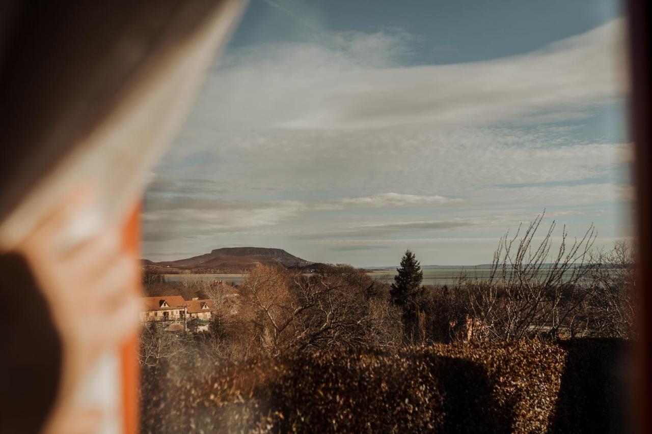 MANDULÁS KABIN a kisház dézsával és kilátással a Balatonra Balatongyörök Exterior foto