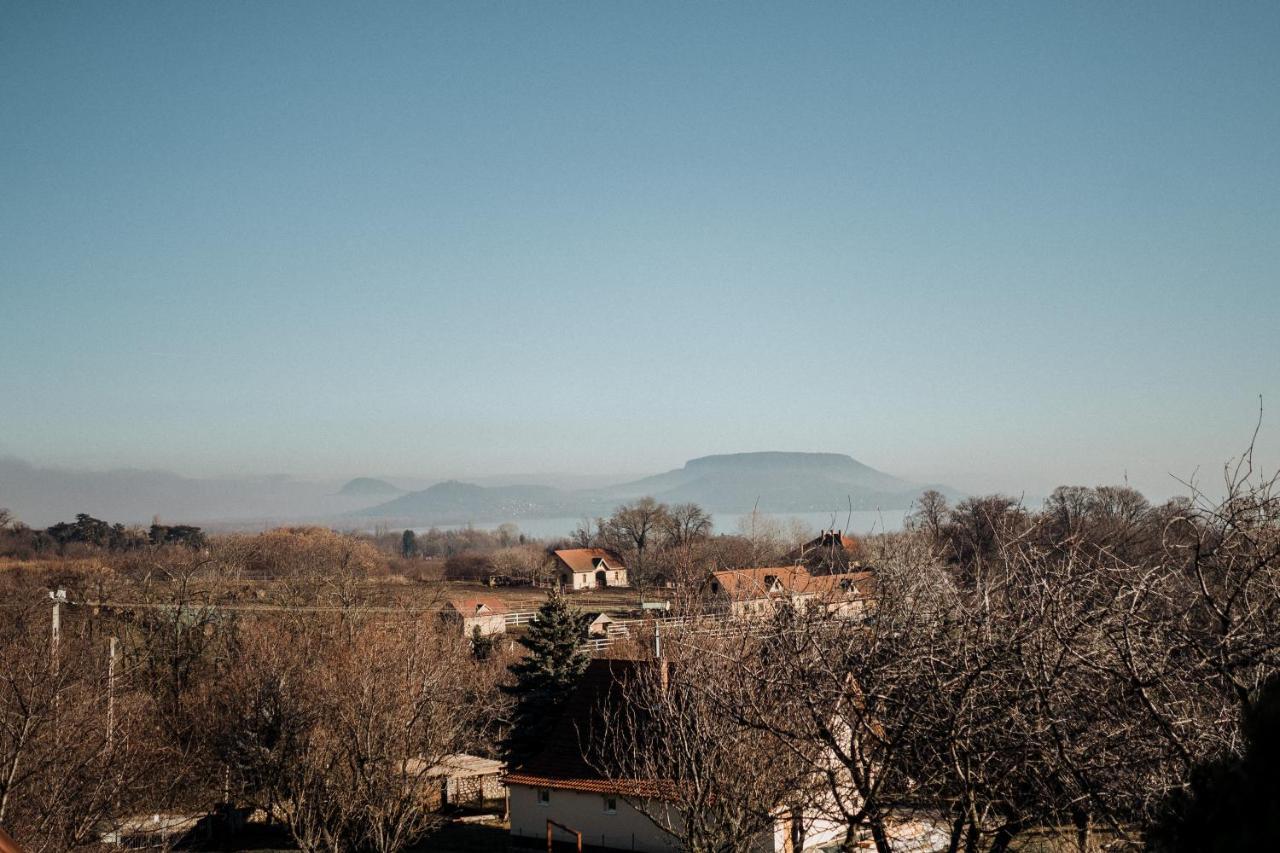 MANDULÁS KABIN a kisház dézsával és kilátással a Balatonra Balatongyörök Exterior foto